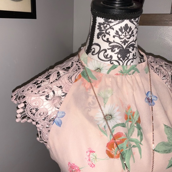 Express lace sleeve blouse. - Picture 2 of 3